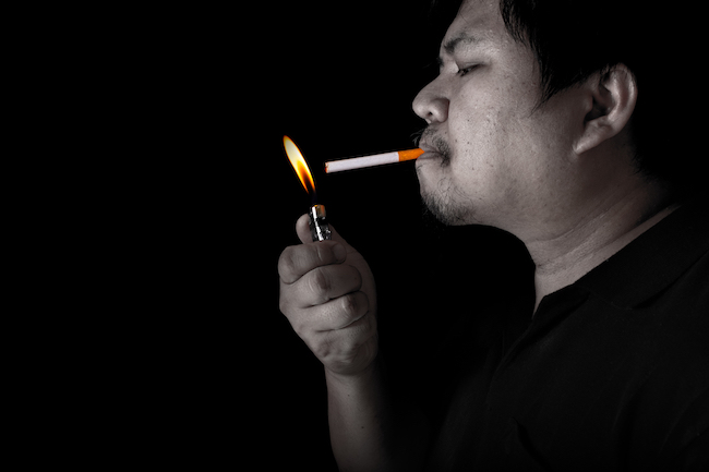 タバコの上手な吸い方とは 煙の吸い込み方やいろいろな持ち方を紹介 ケムール