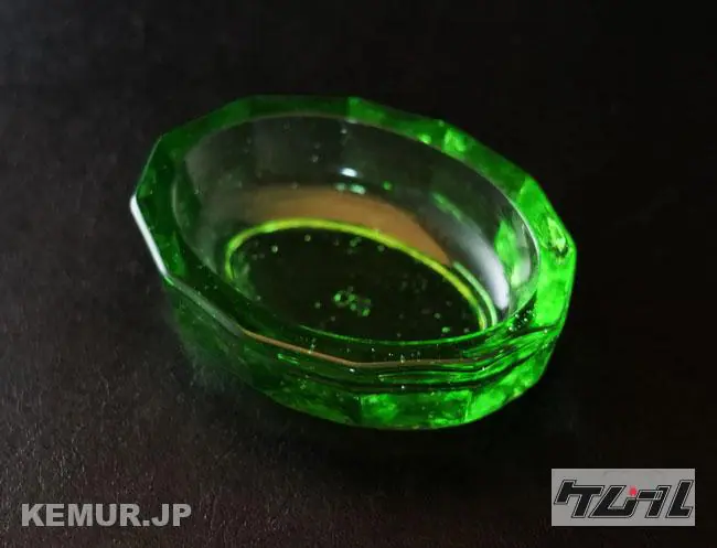 ウランガラス　灰皿？アクセサリー入れ　No.４ ケムール毎週当たるプレゼント！4&frasl;17〜4&frasl;23｜稀少！妖しく光る！ウラン