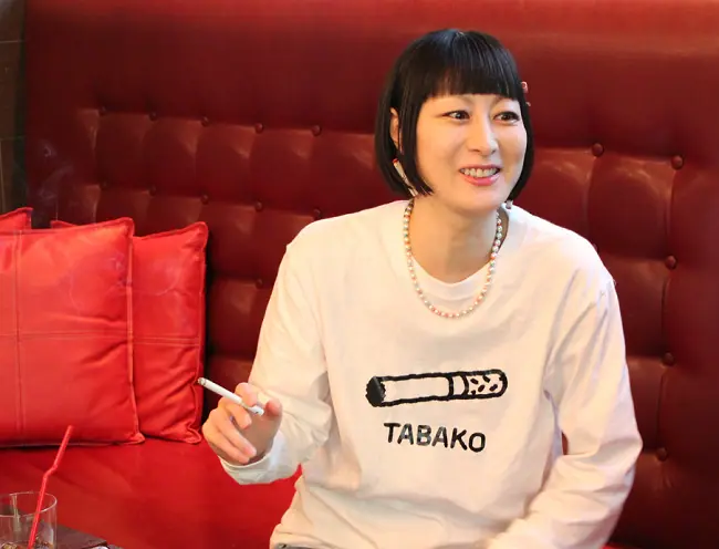 鳥居みゆき タバコは利き手で持て！”生きている狼煙”としてのタバコ論 