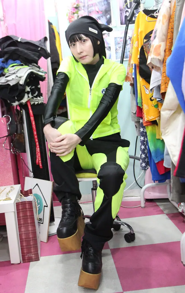 鳥居服装学院【12月号／サイバー編】”みゆき学長が消えかけの近未来を